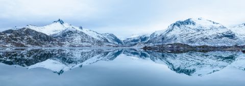 Bergen reflecteren tijdens het blauwe uurtje