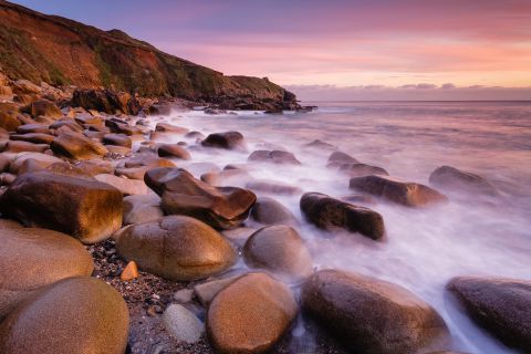 Zonsondergang bij Praa Sands in Cornwall