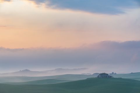Mistige zonsopgang in de Toscaanse heuvels