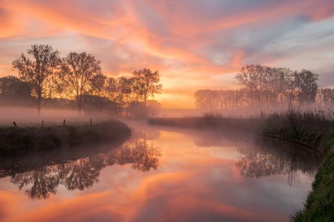 Kleurrijke zonsopgang langs de Dender