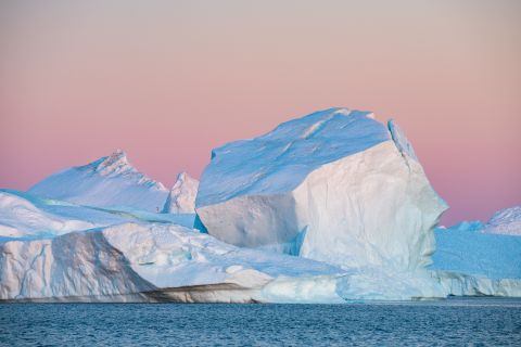 IJsbergen tijdens het blauwe uurtje - Ilulissat, Groenland