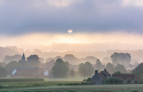 Dorp van Zulzeke in de mist