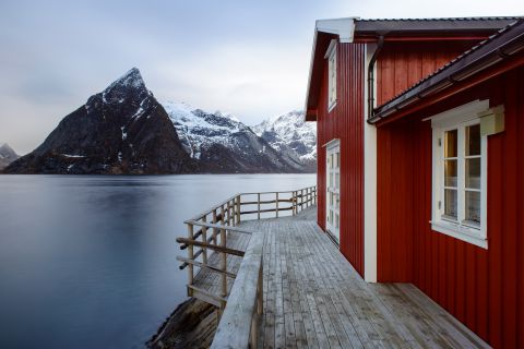 Berg en rode hut