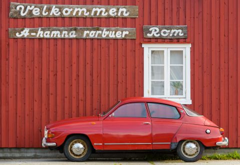 Rode wagen voor rode hut