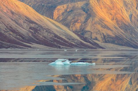 Bergen reflecteren in de fjord