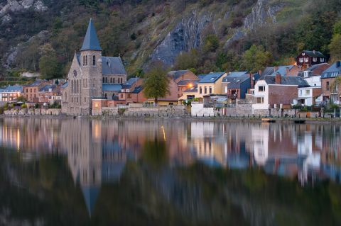 Dorpje reflecteert in rivier de Maas