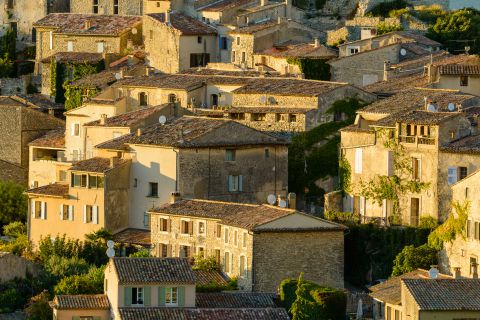 Dorpje Saignon in avondlicht