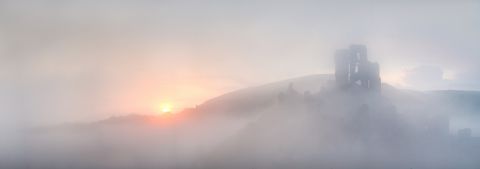 Corfe Castle in de mist