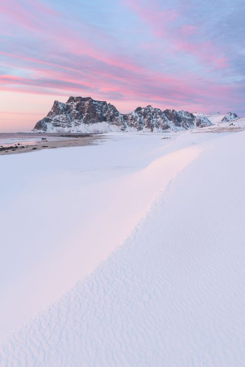 Roze zonsondergang in Utakleiv